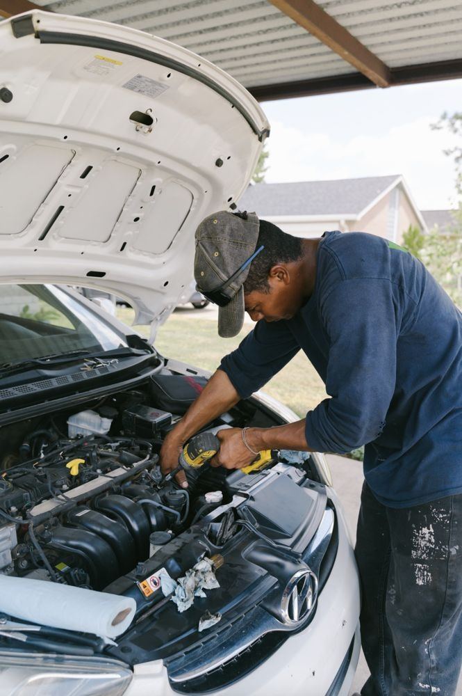 Savannah mechanic working a no start at a carport